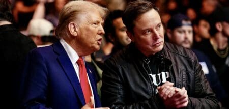 États-Unis d’Amérique | Musk président ? « Il ne peut pas l’être », balaie Trump "Il ne va pas devenir président, ça je peux vous le dire", a déclaré Donald Trump, en meeting à Phoenix dans l'Arizona. "Je suis tranquille, vous savez pourquoi ?", a-t-il demandé à la foule. "Il ne peut pas l'être, il n'est pas né dans ce pays", a poursuivi le républicain à propos du patron de Tesla et SpaceX, né en Afrique du Sud et naturalisé américain.