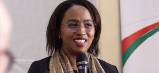 «Un réseau de malfaiteurs qui a tenté d’exporter illicitement 53 kg d’or avec de faux papiers et de fausses autorisations a été démantelé à l’aéroport international d’Ivato», a déclaré Mme Donna Mara dans un communiqué.