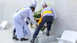 Avec cinq chefs d'Etat africains, le président Bassirou Diomaye Faye, élu en mars sur les promesses de rupture et de souveraineté recouvrée, a donné à cette commémoration une envergure qu'elle n'avait jamais eue. Avocat du panafricanisme, il entendait faire de cette date un marqueur d'une mémoire africaine commune mais aussi des rapports avec l'ancienne puissance coloniale et alliée historique française, avec laquelle son pays conserve des liens économiques et humains forts.