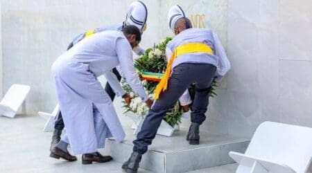 Avec cinq chefs d'Etat africains, le président Bassirou Diomaye Faye, élu en mars sur les promesses de rupture et de souveraineté recouvrée, a donné à cette commémoration une envergure qu'elle n'avait jamais eue. Avocat du panafricanisme, il entendait faire de cette date un marqueur d'une mémoire africaine commune mais aussi des rapports avec l'ancienne puissance coloniale et alliée historique française, avec laquelle son pays conserve des liens économiques et humains forts.
