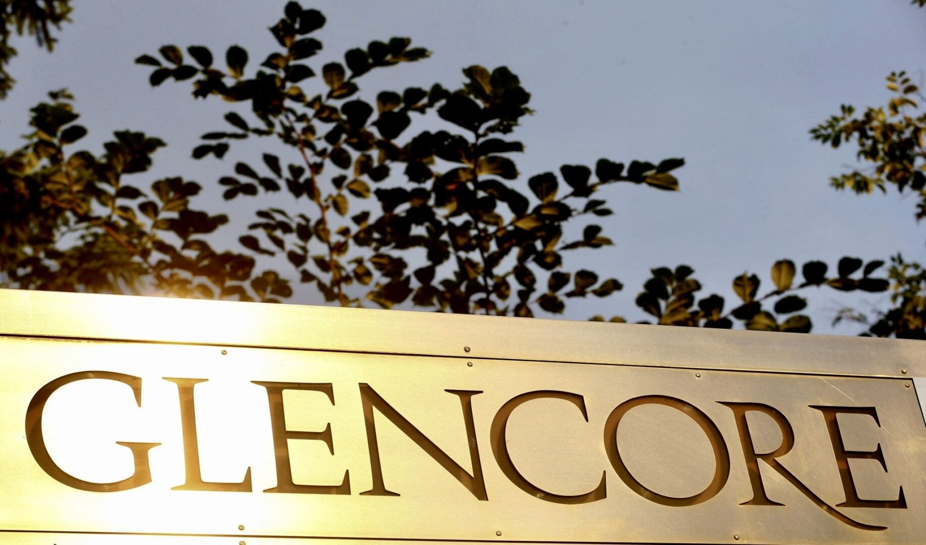 L'affaire, qui découle du mandat du CLG d'aider la RDC à recouvrer les pertes dues au scandale de corruption de Glencore, a pris une ampleur internationale. Malgré les efforts considérables déployés par le CLG pour amener Glencore à rendre des comptes, la RDC et l'APLC n'ont pas honoré leurs obligations de paiement au titre de la lettre d'engagement signée en 2022. De manière spectaculaire, la RDC a tenté de se distancer de l'arbitrage, affirmant qu'elle n'était pas liée par l'accord contractuel. Cette objection juridictionnelle était une tentative flagrante d'échapper à ses responsabilités tout en sapant les contributions du CLG à la lutte contre la corruption et à la garantie de la justice pour le peuple congolais.