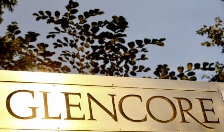 Affaire de corruption de Glencore : La RDC sommée de rendre gorge L'affaire, qui découle du mandat du CLG d'aider la RDC à recouvrer les pertes dues au scandale de corruption de Glencore, a pris une ampleur internationale. Malgré les efforts considérables déployés par le CLG pour amener Glencore à rendre des comptes, la RDC et l'APLC n'ont pas honoré leurs obligations de paiement au titre de la lettre d'engagement signée en 2022. De manière spectaculaire, la RDC a tenté de se distancer de l'arbitrage, affirmant qu'elle n'était pas liée par l'accord contractuel. Cette objection juridictionnelle était une tentative flagrante d'échapper à ses responsabilités tout en sapant les contributions du CLG à la lutte contre la corruption et à la garantie de la justice pour le peuple congolais.