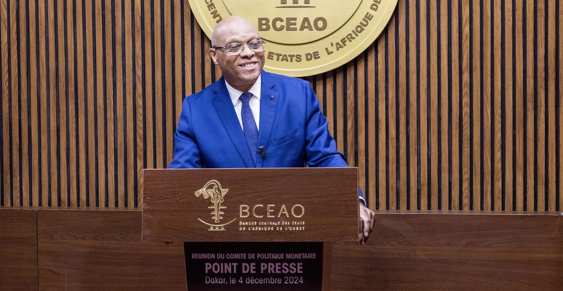 Politique monétaire | La BCEAO choisit le statu quo sur son taux-mère La lutte contre l’inflation reste la boussole de la politique de la BCEAO. L’inflation s’est établie à 4,1% au troisième trimestre 2024 avant de reculer à 3,4% en octobre. Ces chiffres, bien qu’en retrait, dépassent encore la cible de 1% à 3% fixée par l’institut d’émission de l’UEMOA.