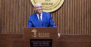 Politique monétaire | La BCEAO choisit le statu quo sur son taux-mère La lutte contre l’inflation reste la boussole de la politique de la BCEAO. L’inflation s’est établie à 4,1% au troisième trimestre 2024 avant de reculer à 3,4% en octobre. Ces chiffres, bien qu’en retrait, dépassent encore la cible de 1% à 3% fixée par l’institut d’émission de l’UEMOA.