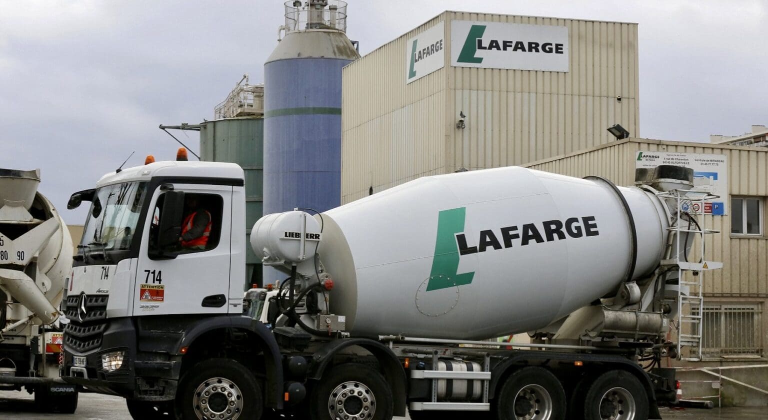 Le groupe prévoit de scinder cette division et de l’introduire en Bourse aux Etats-Unis d’ici le premier semestre de l’année prochaine (ndlr : 2025). L’Amérique du Nord représente en effet 25 % du chiffre d’affaires de Holcim et bénéficie de perspectives de croissance alléchantes grâce au plan d’infrastructures de 1.200 milliards de dollars lancé par l’administration Biden. Le groupe suisse entend tirer parti de ces investissements massifs tout en renforçant son portefeuille de produits durables, tels que le ciment à faible émission de carbone. L’investissement de Holcim en septembre dernier, dans Sublime Systems, une start-up américaine spécialisée dans les matériaux bas carbone, illustre cette ambition.