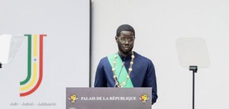 Après plusieurs mois d’instabilité et des violences politiques, l’élection présidentielle du 24 mars 2024 a permis aux Sénégalais de porter à la tête de l’État, le jeune opposant, Bassirou Diomaye Faye, face au candidat de l'ancien pouvoir, Amadou Ba, qui occupait le poste du Premier ministre au régime de Macky Sall. Ce dernier, élu en 2012 et en 2019, a, après plusieurs mois de tractations, décidé de renoncer à briguer un 3eme mandat.