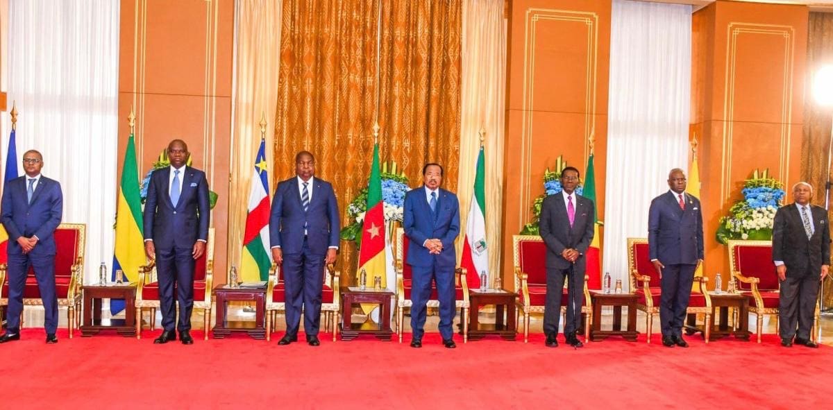 Conjoncture | Activité en berne, décrochage des réserves de change,… La Cemac au pied du mur Le taux d'inflation se situerait cette année au-dessus du seuil de 3% tandis que le déficit budgétaire moyen des pays de la Cemac devrait rester à 1,9 % en 2025 tandis que le risque de surendettement reste élevé. Cette situation pourrait gravement perturber l'activité du système bancaire dont l'exposition au risque souverain est passée de 10% en 2015 à 31% du total des actifs en 2023 ! C’est l'un des plus élevés sur le continent.