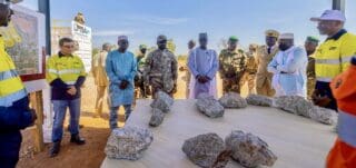 Situé dans la région de Bougouni à 150 km de Bamako, le site prévoit une production annuelle de 500.000 tonnes de concentré de spodumène, une source primaire de lithium. Cette capacité qui positionne le Mali comme un acteur majeur de la production de lithium, répondant à une demande mondiale en constante augmentation, notamment en raison de l’essor des technologies vertes et des véhicules électriques.