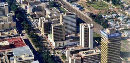 Zambie, RDC et Maroc | Atelier sur les chaînes de valeur de la mobilité électrique à Lusaka Organisée avec la participation de décideurs politiques, de représentants des secteurs public et privé, ainsi que des experts du Maroc, de la République Démocratique du Congo (RDC) et de la Zambie, la formation vise à renforcer les compétences des participants dans les différents domaines concernés, établir des plateformes pour le partage de meilleures pratiques, consolider les capacités institutionnelles en mettant l’accent sur les cadres réglementaires et politiques, et promouvoir la collaboration entre États membres.