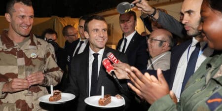 Sentiments étranges à l’écoute rétrospective des déclarations de l’Envoyé personnel du Président Macron pour l’Afrique, Jean-Marie Bockel. Ce dernier présentait, il y a quelques semaines, les grands axes de son pré-rapport très attendu sur la réorganisation de la présence militaire française en Afrique et de ses bases, proposant un partenariat «renouvelé» et «coconstruit» en réponse aux besoins des pays africains.