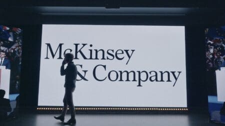 Entre 2012 et 2016, la «Firme» est accusée d’avoir versé des pots-de-vin à des fonctionnaires sud-africains pour obtenir des contrats de conseil lucratifs auprès d’entreprises publiques. Ces pratiques ont permis à McKinsey de générer des dizaines de millions de dollars de bénéfices grâce à des contrats obtenus frauduleusement, selon les autorités américaines.