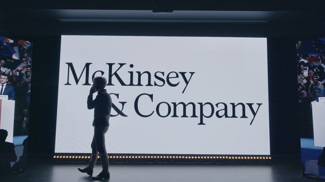 Afrique du Sud | McKinsey condamné à 122 millions de dollars pour corruption Entre 2012 et 2016, la «Firme» est accusée d’avoir versé des pots-de-vin à des fonctionnaires sud-africains pour obtenir des contrats de conseil lucratifs auprès d’entreprises publiques. Ces pratiques ont permis à McKinsey de générer des dizaines de millions de dollars de bénéfices grâce à des contrats obtenus frauduleusement, selon les autorités américaines.