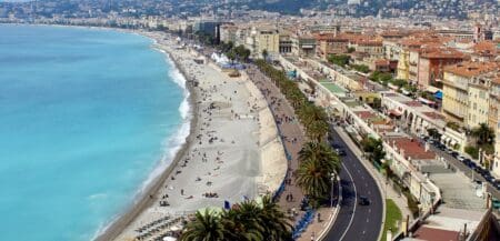 Tribune | Nice : Promenade des Anglais, 200 ans d’histoire En route pour le Liban en 1823, il séjourna quelque temps à Nice, sur la côte méditerranéenne de l'actuelle France. Pendant son séjour, il fit don de fonds pour la construction de la Promenade des Anglais en bord de mer. Au Liban, il rencontra la voyageuse Lady Hester Stanhope. Il vécut plus tard à Paris en tant qu'aumônier de l'ambassadeur britannique. Il fonda la chapelle Marboeuf près des Champs-Élysées en 1824, où ses prêches attirèrent une congrégation à la mode. Cette église a déménagé et est aujourd'hui St George's Paris.