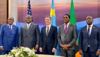 L'Afrique possède un potentiel géoéconomique important, notamment en raison de ses ressources naturelles et de son rôle potentiel dans les chaînes de valeur mondiales (CVM). Cependant, l'Afrique subsaharienne, à quelques exceptions près, se limite souvent à l'extraction et à l'exportation de matières premières, ne lui permettant pas de bénéficier pleinement de leur valeur. Pour améliorer sa position, l'Afrique doit monter en gamme et développer des chaînes de valeur régionales (CVR), en transformant localement ses matières premières et en créant des produits à forte valeur ajoutée. Les CVR permettent de réduire la dépendance aux recettes des exportations de matières premières, de créer des emplois, de renforcer l'intégration régionale et d'accélérer la transition verte.