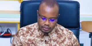 Ce n’est pas la première sortie publique allant dans le sens d’une nationalisation des mines d’or. En octobre de l’année dernière, le capitaine Ibrahim Traoré, chef de l’Etat, s’en était pris à «la mainmise des multinationales sur l’or du pays», estimant que le Burkina Faso allait lui-même exploiter le métal jaune. Ces déclarations n’ont jusqu’ici débouché sur aucune négociation officielle avec les compagnies qui exploitent les mines d’or industrielles.