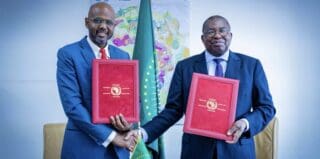 Afrique | Shelter Afrique et l’Union africaine sur les défis cruciaux du logement Le protocole d'accord définit les principaux domaines de coopération visant à combler le déficit de logements en Afrique, à promouvoir le développement urbain durable et à faire progresser les efforts de renforcement des capacités. Avec environ 53 millions d'unités de logement nécessaires sur le continent et un déficit de financement de 1,4 trillion de dollars, ce partenariat s'appuiera sur des solutions innovantes, la mobilisation de ressources et l'élaboration de politiques pour créer un impact durable.
