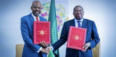 Afrique | Shelter Afrique et l’Union africaine sur les défis cruciaux du logement Le protocole d'accord définit les principaux domaines de coopération visant à combler le déficit de logements en Afrique, à promouvoir le développement urbain durable et à faire progresser les efforts de renforcement des capacités. Avec environ 53 millions d'unités de logement nécessaires sur le continent et un déficit de financement de 1,4 trillion de dollars, ce partenariat s'appuiera sur des solutions innovantes, la mobilisation de ressources et l'élaboration de politiques pour créer un impact durable.