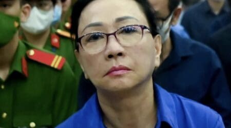 Un tribunal de Ho Chi Minh Ville a confirmé mardi 3 décembre en appel la condamnation à mort de Truong My Lan, l'ancienne patronne d'un géant de l'immobilier qui a orchestré le plus grand scandale financier qu'ait connu le Vietnam. Les juges ont estimé qu'il n'y avait «aucune raison» de réduire la peine prononcée en première instance contre l'ex-dirigeante, considérée comme le cerveau d'une escroquerie à 27 milliards de dollars, selon un journaliste de l'AFP présent sur place.  Elle se serait enrichie personnellement à hauteur de 12 milliards de dollars (11,4 milliards d’euros) dans cette affaire. Mais si celle-ci rend 75% des sommes détournées, soit 9 milliards de dollars (8,6 milliards d’euros), les juges ont précisé que la peine capitale pourrait être commuée en prison à perpétuité.