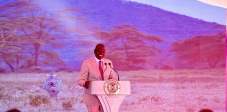 Banques | Le Kenya relève le seuil de capital minimum Cette augmentation est dix fois plus élevée que le niveau actuel, 1 milliard de shillings kényans. La conformité à ce nouveau seuil se fera en plusieurs étapes : soit 3 milliards de shillings d'ici la fin de 2025, 5 milliards d'ici 2026, 7 milliards de shillings d'ici 2027, 8 milliards d'ici 2028 et enfin 10 milliards de shillings kényans en 2029. Les banques auront donc cinq ans pour se mettre en conformité réglementaire.