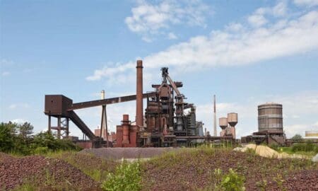 Les produits sidérurgiques dits longs sont principalement des fils, poutres, poutrelles et fers à béton ou des rails de chemin de fer, dont les clients sont les entreprises du bâtiment et des travaux publics. "Le groupe a pris la décision de fermer progressivement ses activités de produits longs" en Afrique du Sud, a déclaré ArcelorMittal dans un communiqué. Cela "affectera directement les opérations des usines de Newcastle et Vereeniging, ainsi que la filiale Amras de production de rails", a précisé le groupe.