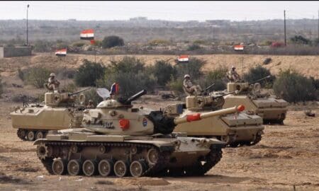 Sans surprise, l’Egypte reste la première puissance militaire du continent, selon l’édition 2025 du classement des armées publié par le site américain spécialisé dans questions de défense, Global Fire Power (GFP). L’Egypte est classée au 19e rang mondial sur 145 pays étudiés dans ce classement qui se base sur plus de 60 indicateurs répartis en neuf catégories : effectifs, moyens financiers, géographie, capacités terrestres, capacités navales, capacités aériennes, produits d’utilisation finale, ressources naturelles et logistique. Ces critères sont regroupés pour constituer un indice global de puissance militaire (Power index)  le score maximal est 0,0000.