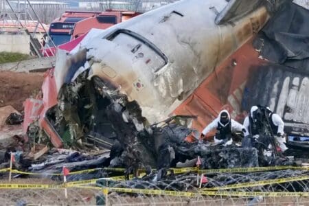 Une semaine auparavant un Embraer 190 de la compagnie Azerbaïdjan Airlines a été frappé par un missile tiré semble-t-il par une batterie antiaérienne russe par erreur. Cela nous ramène au premier défi du transport aérien, la sécurité des vols. Ces deux accidents si différents tant par leur cause que par leur environnement prouvent que la sécurité n’est jamais complètement assurée en dépit des extraordinaires progrès enregistrés dans ce domaine.