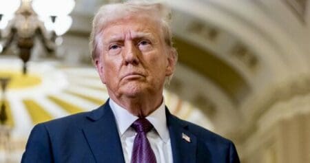 Investiture de Donald Trump | Les 8 punchlines du nouvel occupant du Bureau ovale Parmi ses premières prises de parole, Donald Trump a affirmé que «l'âge d'or des États-Unis commence aujourd'hui.» Avant de poursuivre : «à partir de ce jour, notre pays va s'épanouir et être à nouveau respecté dans le monde.» Il confirme aussi que son mandat a pour objectif de «redonner la foi, la richesse, la démocratie et la liberté à nos concitoyens.»