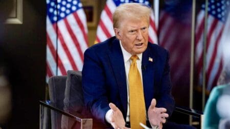 Le rendez-vous avec la presse depuis sa résidence Mar-a-Lago en Floride était censé concerner un investissement émirati pour construire de nouveaux centres de données aux Etats-Unis. Mais le futur président américain a rapidement évacué cette question pour aborder un vaste éventail de sujets pendant plus d’une heure. Comme on lui demandait s’il pouvait garantir qu’il n’aurait pas recours aux forces armées pour annexer le canal de Panama, artère vitale du transport maritime mondial, et le Groenland, territoire autonome du Danemark, Donald Trump a répondu : «Je ne peux pas vous l’assurer, sur aucun des deux.»