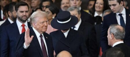 Donald Trump, au sommet de sa puissance politique, est devenu lundi président des Etats-Unis, pour la seconde fois. Sous la coupole du Capitole, posant une main sur une bible héritée de sa mère, il a levé l'autre pour jurer de "protéger la Constitution". Le milliardaire républicain, qui avait battu la vice-présidente démocrate Kamala Harris le 5 novembre, est désormais à 78 ans le chef d'Etat américain le plus âgé jamais investi.