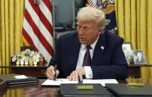 Les Etats-Unis sont le principal donateur et partenaire de cette organisation onusienne basée à Genève. Selon l’OMS, ils contribuent à son financement via une cotisation indexée sur leur PIB, mais aussi par le biais de contributions volontaires.