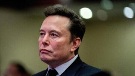 Le ton monte entre Elon Musk et Steve Bannon. «Je ferai en sorte qu’Elon Musk soit chassé d’ici le jour de [l’]investiture (de Donald Trump le 20 janvier, NDLR)», assure même l’ancien stratège du président américain pour sa campagne victorieuse de 2016, dans un entretien auprès du quotidien italien Corriere Della Serra publié le 8 janvier. «C’est un homme vraiment diabolique, un très mauvais gars. J’ai fait de mon mieux pour le faire tomber. Avant, parce qu’il avait investi de l’argent, j’étais prêt à le tolérer, je ne suis plus prêt à le tolérer», ajoute-t-il.