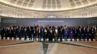 Les minéraux dits "critiques" sont au cœur de la transition énergétique mondiale et de l’innovation technologique. Utilisés dans la fabrication de batteries, d’équipements électroniques, et dans la production d’énergie renouvelable, ces minéraux, tels que le lithium, le cobalt, le nickel et les terres rares, sont devenus indispensables. Comme le souligne le Future Minerals Forum dans son rapport Shaping The Future of Minerals, "l’accès sécurisé et fiable aux minéraux critiques est désormais une priorité stratégique pour les gouvernements et les entreprises à l’échelle mondiale", publié en novembre dernier.
