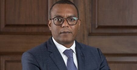 L’Etat angolais prépare la cession de ses parts dans deux établissements bancaires majeurs, Standard Bank et Banco de Fomento Angola, la deuxième plus grande banque du pays. L’annonce a été faite par José de Lima Massano, ministre d'Etat à la Coordination économique, en marge du récent forum de Davos.