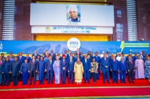 Pas moins de 80% des gens qui n'ont pas accès à l'électricité dans le monde vivent en Afrique subsaharienne, soit environ 570 millions d'habitants sur un total de 1,2 milliard en 2022, selon l'Agence internationale de l'énergie (AIE).

Dans ce contexte, le solaire off-grid y apparaît d'autant plus pertinent, notamment en zone rurale, que le déploiement du réseau national s'avère coûteux pour des Etats très contraints financièrement et gouvernant des territoires parfois immenses.

