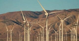 Une centrale répartie sur deux sites sera construite à partir de ce mois de janvier 2025 dans une zone désertique le long du Golfe de Suez, pour une capacité totale de 1.100 mégawatts, a indiqué Meridiam. Elle s'inscrit dans la volonté de l'Egypte de porter à 42% la capacité de production d'électricité renouvelable dans son mix de production d'ici à 2030.