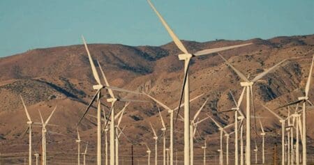 Une centrale répartie sur deux sites sera construite à partir de ce mois de janvier 2025 dans une zone désertique le long du Golfe de Suez, pour une capacité totale de 1.100 mégawatts, a indiqué Meridiam. Elle s'inscrit dans la volonté de l'Egypte de porter à 42% la capacité de production d'électricité renouvelable dans son mix de production d'ici à 2030.