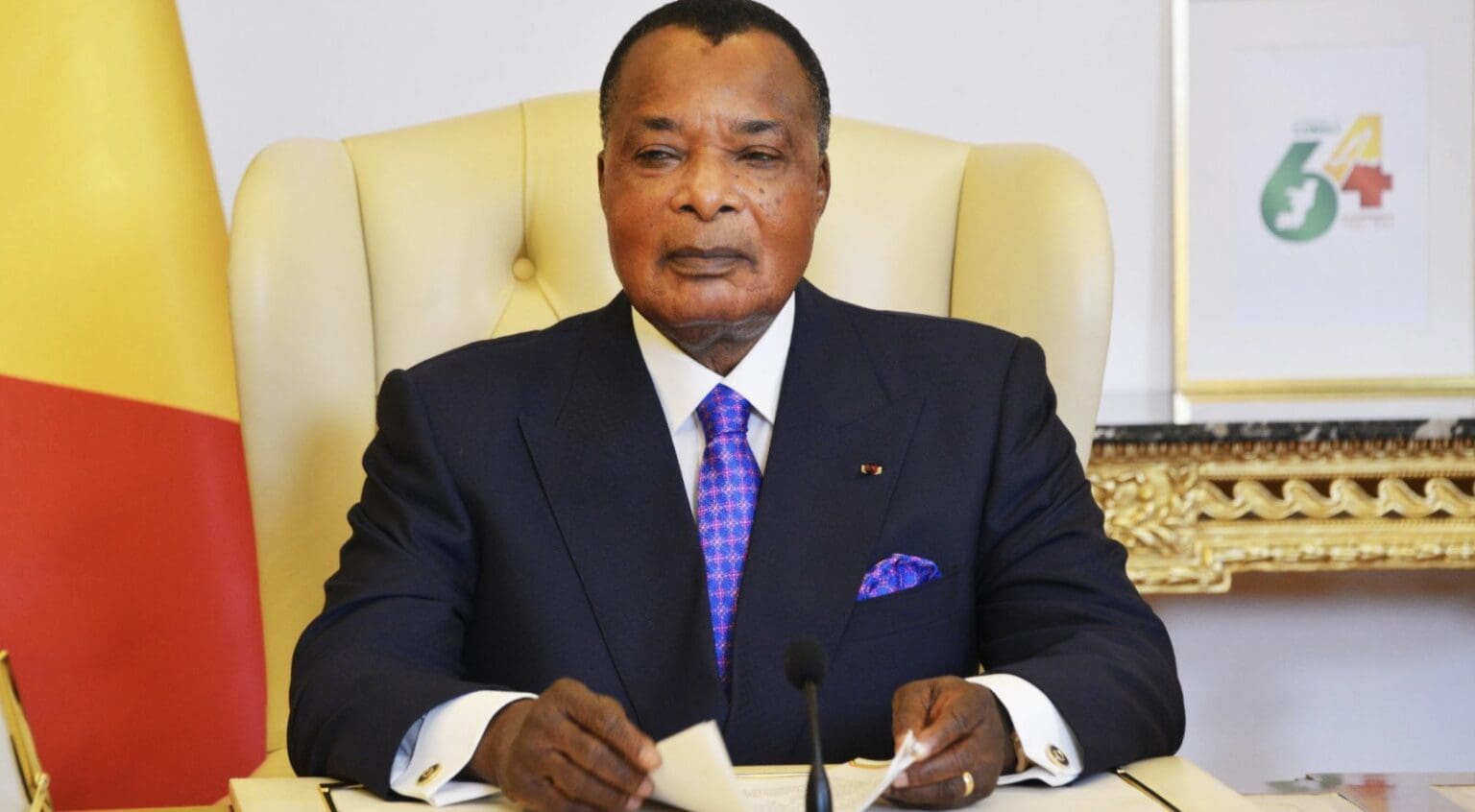 Premier ministre du Congo-Brazzaville depuis le 12 mai 2021, Anatole Collinet Makosso a été reconduit pour diriger le nouveau gouvernement nommé samedi 11 janvier. L’équipe compte 38 membres, et certains ministres dont des poids lourds conservent leur poste. Il s’agit notamment de Pierre Oba, ministre des Industries minières et de la Géologie, Charles Richard Mondjo, ministre de la Défense, et Emile Ouosso, ministre de l’Energie et de l’Hydraulique. On note l’arrivée de Christian Yoka, débauché de l’AFD, au ministère des Finances succédant à Jean-Baptiste Ondaye, et le retour de l’ancien ministre Rigobert Maboundou, qui prend en charge l’Enseignement supérieur, de la Recherche et de l’Innovation technologique, en remplacement d’Emmanuel Adouki.