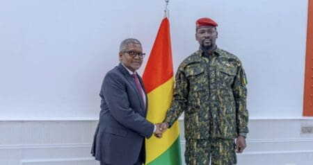 L’audience accordée par le Président de la transition guinéenne, le général Doumbouya, «a ouvert la voie à des discussions approfondies sur le renforcement des relations bilatérales entre la Guinée et l’homme d’affaires nigérian, à travers des projets d’envergure dans les secteurs stratégiques comme les hydrocarbures, l’agriculture, et les banques», indique le communiqué de la DCI-PRG.