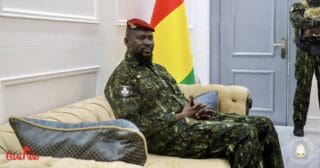 Toutes les multinationales opérant dans le secteur ont désormais l’obligation de transformer en partie, la production sur place. La bauxite dont la Guinée est un major mondial, est la locomotive de cette nouvelle vision des pouvoirs publics. Mamadi Doumbouya a fait de la transformation locale une priorité dans le secteur minier. Dès son arrivée au pouvoir en septembre 2021, il avait fixé un ultimatum aux groupes opérant dans la bauxite afin qu’ils soumettent des plans pour la construction de raffineries d’alumine locales. Et gare à la compagnie qui s'écarte de ce cahier des charges ou qui ne respectera pas ses engagements.