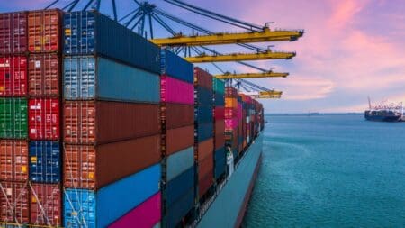 La position de l’actuel président des États-Unis, Donald Trump, sur le commerce international est souvent qualifiée de protectionniste, mais son message de fond exprime une volonté de rééquilibrer les échanges mondiaux.