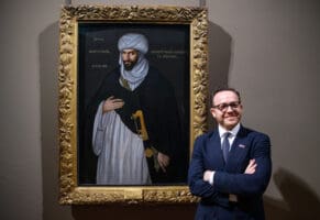 Son Excellence M. Hakim Hajoui a commenté : «Ce portrait est un puissant symbole des liens historiques profonds qui unissent le Maroc et le Royaume-Uni, remontant à plus de huit siècles. Le voir ici au Barber Institute de l'Université de Birmingham souligne le rôle vital que jouent les institutions universitaires et culturelles dans la préservation et la célébration de notre histoire commune.»

L'ambassadeur actuel était en visite à l'Université de Birmingham pour en savoir plus sur les liens de l'Université avec le Maroc et la région du Moyen-Orient et de l'Afrique du Nord ( MENA).
