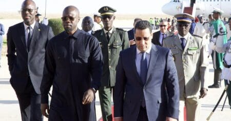 Pour cette visite également dite d’amitié et de travail, le chef du gouvernement est accompagné de plusieurs ministres, dont Yassine Fall, chargée de l’Intégration africaine et des Affaires étrangères, et Jean Baptiste Tine, celui de l’Intérieur et de la Sécurité publique. Birame Souleye Diop, le ministre chargé de l’Énergie, du Pétrole et des Mines, Yankhoba Diémé, celui des Infrastructures, des Transports terrestres et aériens, et Fatou Diouf, la ministre des Pêches, des Infrastructures maritimes et portuaires, y prennent part. La délégation conduite par Ousmane Sonko comprend aussi les directeurs généraux de l’Agence nationale chargée de la promotion des investissements et des grands travaux, Bakary Séga Bathily, et de la Société des pétroles du Sénégal, Alioune Guèye.