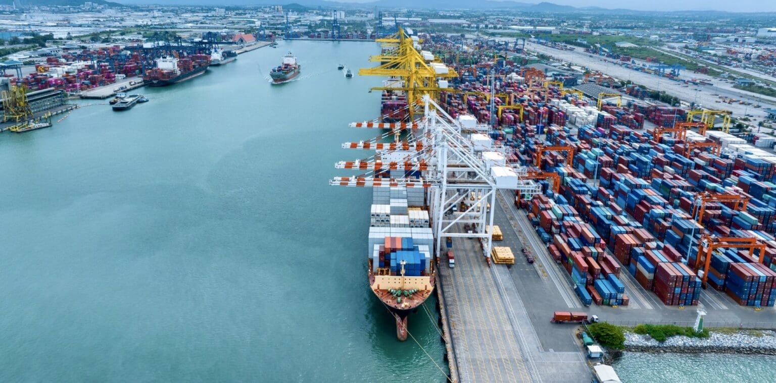 Le port de Mombasa est l’une des cibles du programme d’investissement que la Kenya Ports Authority (KPA) s'apprête à lancer au titre de l’année 2025. D’après le CEO de l’Autorité de régulation portuaire, des chantiers seront lancés dès ce mois de janvier pour augmenter la capacité des installations portuaires et répondre à la croissance des volumes. Parmi les travaux prévus, la construction de deux postes d’amarrage capables de traiter respectivement 300.000 EVP et 500.000 EVP dont le financement est négocié avec l’Agence de la coopération japonaise (JICA).