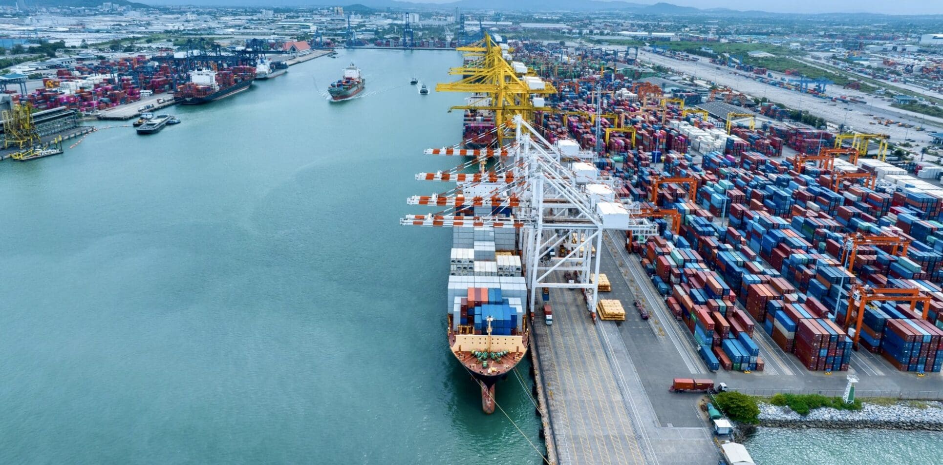 Kenya | Le port de Mombasa en quête de nouveaux avantages concurrentiels Le port de Mombasa est l’une des cibles du programme d’investissement que la Kenya Ports Authority (KPA) s'apprête à lancer au titre de l’année 2025. D’après le CEO de l’Autorité de régulation portuaire, des chantiers seront lancés dès ce mois de janvier pour augmenter la capacité des installations portuaires et répondre à la croissance des volumes. Parmi les travaux prévus, la construction de deux postes d’amarrage capables de traiter respectivement 300.000 EVP et 500.000 EVP dont le financement est négocié avec l’Agence de la coopération japonaise (JICA).