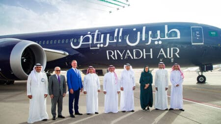 A quoi va servir cette manne ? Elle consiste aux dires du responsable de la stratégie du GACA Muhammed Al Khuraisi à tripler le nombre de passagers, développer le nombre de destinations desservies pour atteindre 250 et traiter 4,5 millions de tonnes de cargo. Pour ce faire, 50 milliards de dollars seront consacrés à l’infrastructure aéroportuaire, en portant, entre autres, à 6 le nombre de pistes de l’aéroport King Salman de Riyadh. 40 milliards serviront à l’acquisition de nouveaux appareils, à 100 millions de dollars le prix moyen d’un avion, cela correspond tout de même à 400 unités. Les 10 derniers milliards seront utilisés pour créer une infrastructure pour la logistique et la maintenance ? Le tout à échéance 2030 si on en croit le plan dévoilé en juin 2024 et confirmé à Davos.