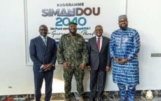 L’objectif de cette rencontre était de discuter des bases d’une collaboration étroite entre les deux parties. Le point central de la rencontre entre Aliko Dangote et le Président Doumbouya a été la projection d’un partenariat public-privé visant à dynamiser l’économie guinéenne et à générer des emplois durables. Le numéro 1 guineen a souligné que son pays est «une terre de richesse et d’innovation, prête à recevoir des investissements massifs.» Il a réaffirmé son engagement à renforcer les relations économiques avec le secteur privé, tant au niveau africain qu’international, pour soutenir le développement durable du pays.
