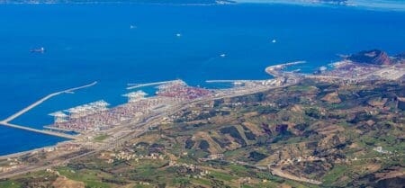 Maroc | Tanger Med franchit le cap des 10 millions de conteneurs Ce résultat a été obtenu également grâce au renforcement de certaines installations, la mise en service de nouveaux équipements et à l’optimisation des escales maritimes permettant de réduire les temps d’attente et de manœuvre. Explique la même source.