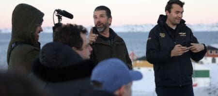 Donald Trump n’a pas attendu le début de son deuxième mandat pour remettre sur la table cette proposition d’acquérir l'immense île danoise du Groenland en Arctique. Il l’a faite pendant sa campagne électorale et a ravivé cet intérêt après avoir déclaré, le 22 décembre 2024, sur son compte Truth Social : «pour des raisons de sécurité nationale et de liberté dans le monde entier, les États-Unis d'Amérique estiment que la propriété et le contrôle du Groenland sont une nécessité absolue.» Pour lui, c’est aussi simple que cela.