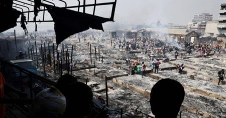 L'énorme incendie, déclenché mercredi soir tard, a ravagé de larges parties du gigantesque marché aux fripes de ce pays d'Afrique de l'Ouest, le marché de Kantamanto, déplaçant des milliers de commerçants, ont rapporté les autorités du pays en charge de la gestion des catastrophes.