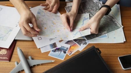 les compagnies aériennes n’ont eu comme seul argument commercial que la baisse continue des tarifs, sous la pression d’une concurrence féroce et l’arrivée du modèle «low cost.» Ainsi la seule recette liée à la vente des billets d’avion ne suffit plus à équilibrer les comptes. Il a fallu développer des produits annexes les (Ancilliary products) pour compléter le chiffre d’affaires. Ceux-ci atteignent près de 15% de la recette, sans que des coûts spécifiques leur soient attachés, à part des développements informatiques. C’est ainsi que le produit aérien a été dépouillé afin d’obliger les clients à acheter ces fameux produits dérivés : enregistrements des bagages, accès wifi à bord, priorités d’embarquement, assurances, que sais-je ? Finalement ces nouvelles recettes deviennent un élément incontournable à l’équilibre du transport aérien